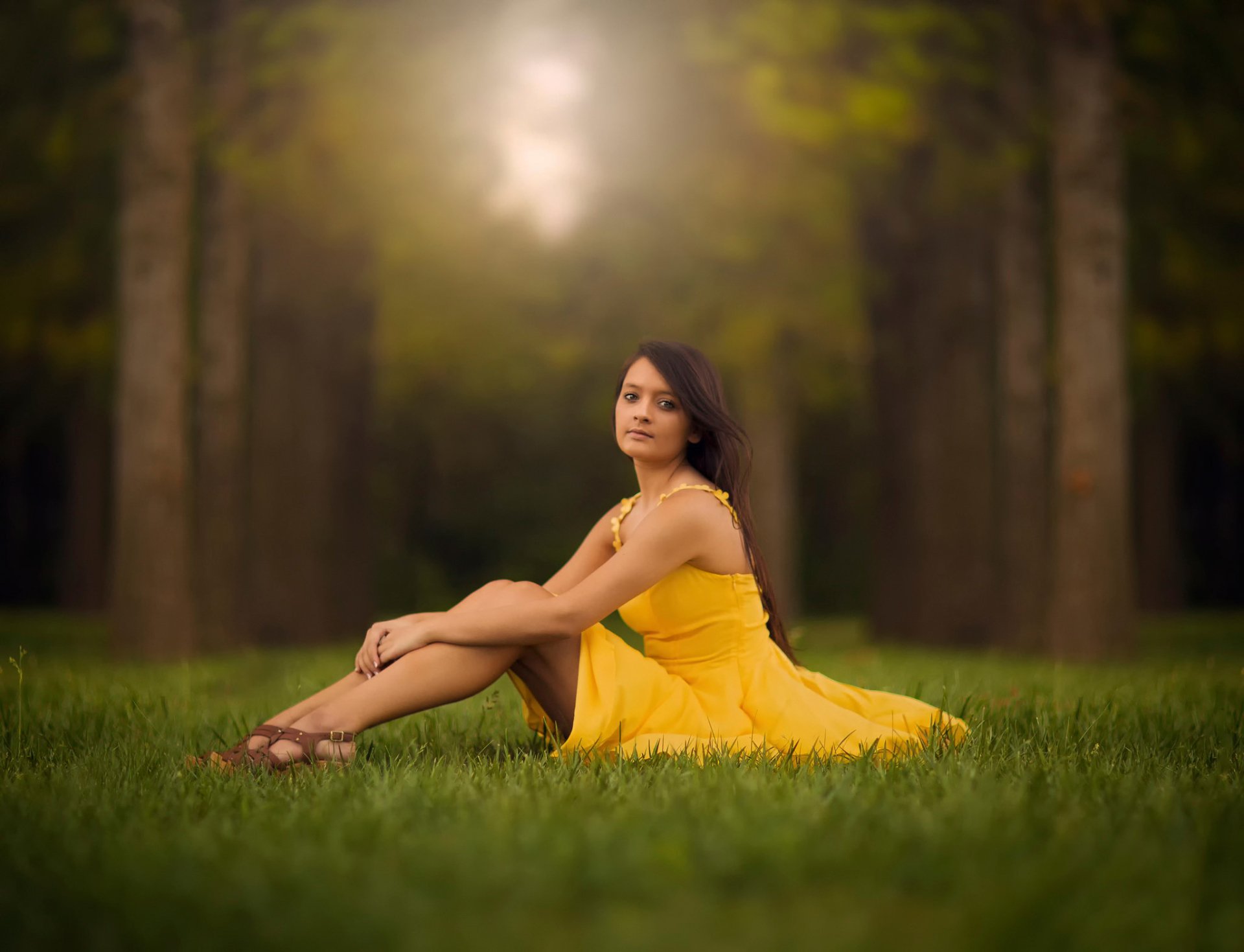 Women search women. Девушка в желтом платье сидит. Фотосессия для полных на природе. Женщина сидит на траве. Девушка сидит на траве.