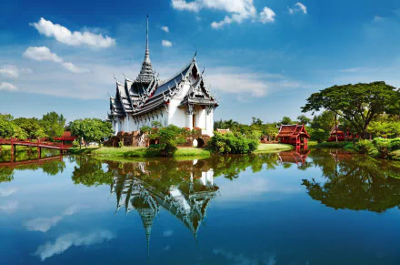 4K Ultra HD wallpaper of Sanphet Prasat Palace, a man-made temple in Thailand, reflecting beautifully in calm waters under a bright blue sky.