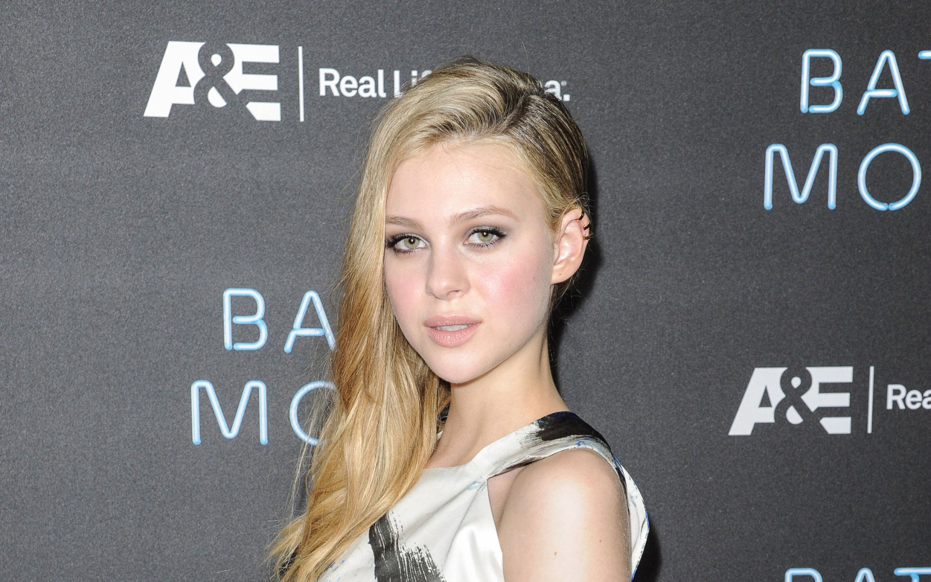 Download American Actress Celebrity Nicola Peltz HD Wallpaper