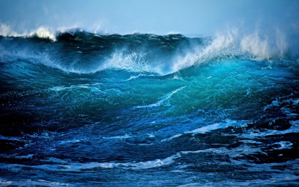 HD desktop wallpaper capturing powerful ocean waves crashing in the sea off Northern Ireland, showcasing the dynamic beauty of nature’s force.