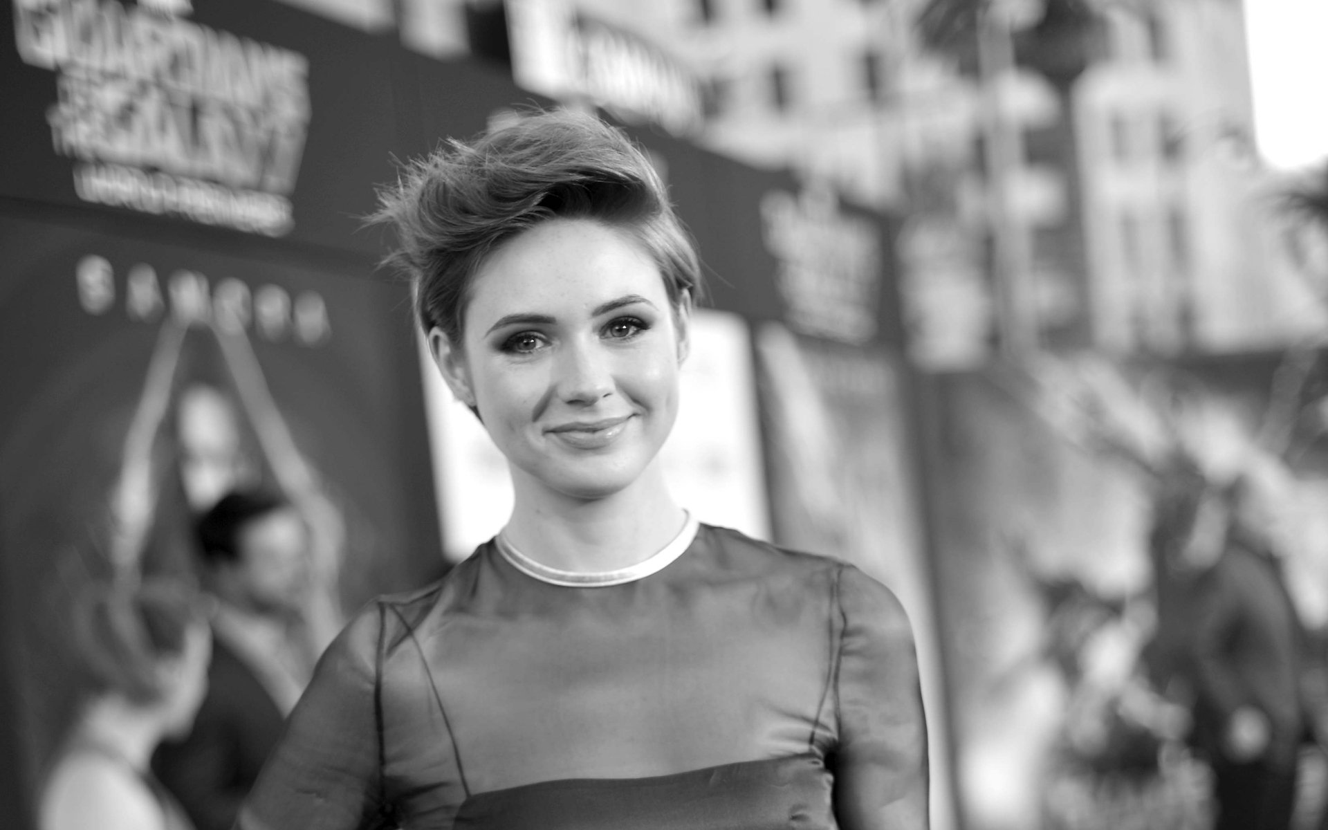 Black and white HD wallpaper featuring Scottish actress and celebrity Karen Gillan smiling at a red carpet event.