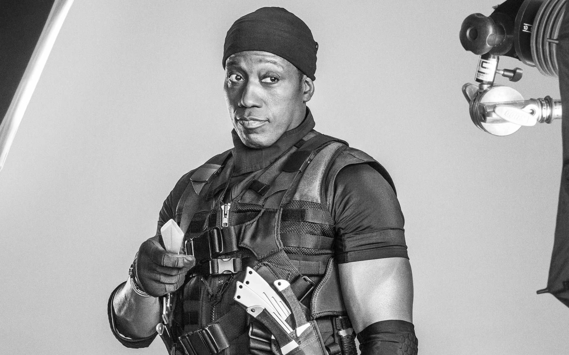 HD PC desktop wallpaper featuring Wesley Snipes as Doc from the movie The Expendables 3 in tactical gear, holding cards and gear in a black-and-white shot.