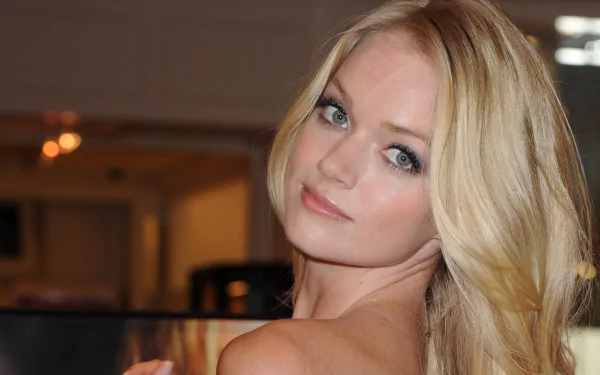 HD desktop wallpaper featuring American model Lindsay Ellingson with blonde hair and a soft expression, set against an indoor background.