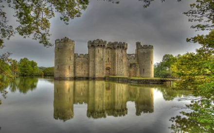 HD desktop wallpaper showcasing the man-made Bodiam Castle surrounded by a reflective moat and lush greenery under a cloudy sky.