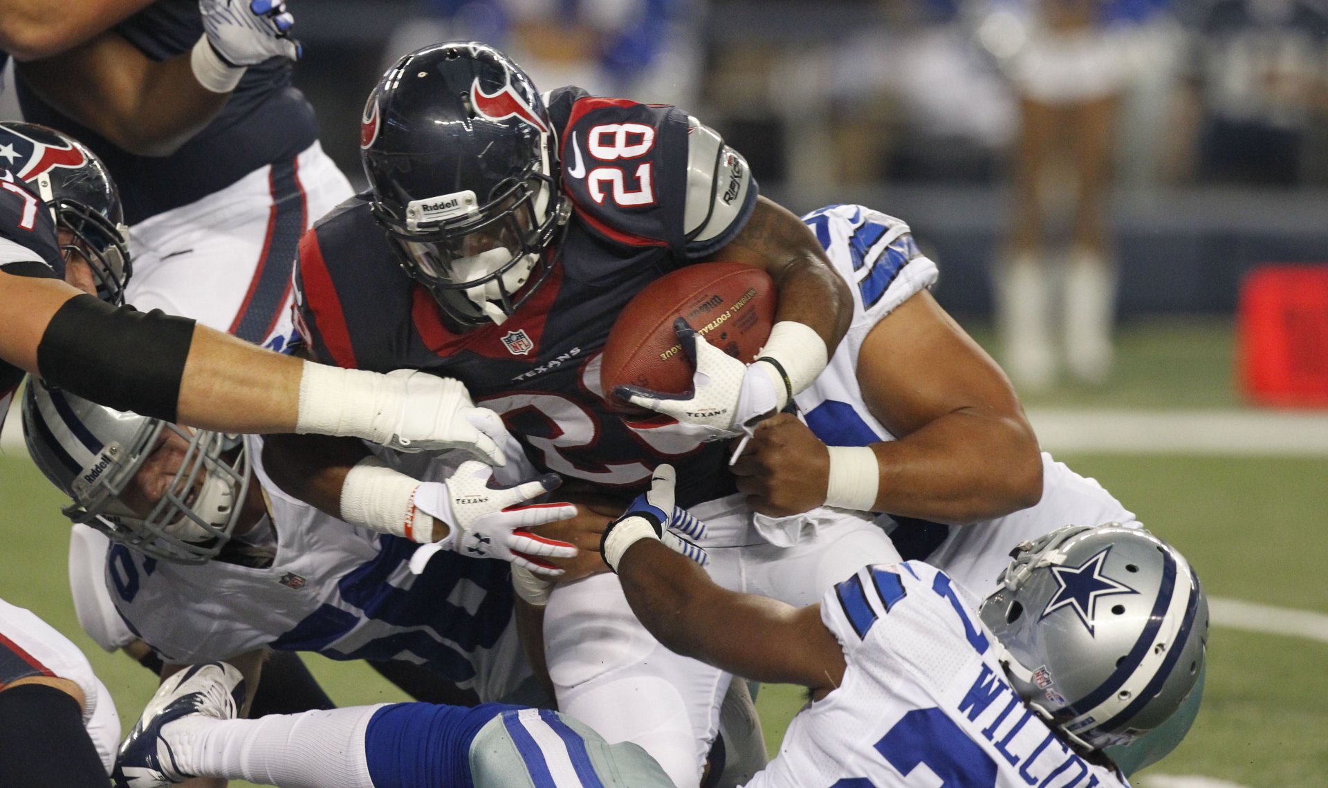 4K Ultra HD PC desktop wallpaper — football sports action: a running back in a red jersey powering through multiple tackles on the gridiron.