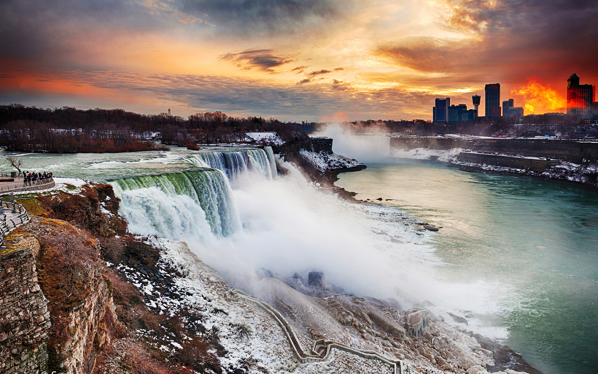 Vivid Image of American Falls in New York by Chen Su