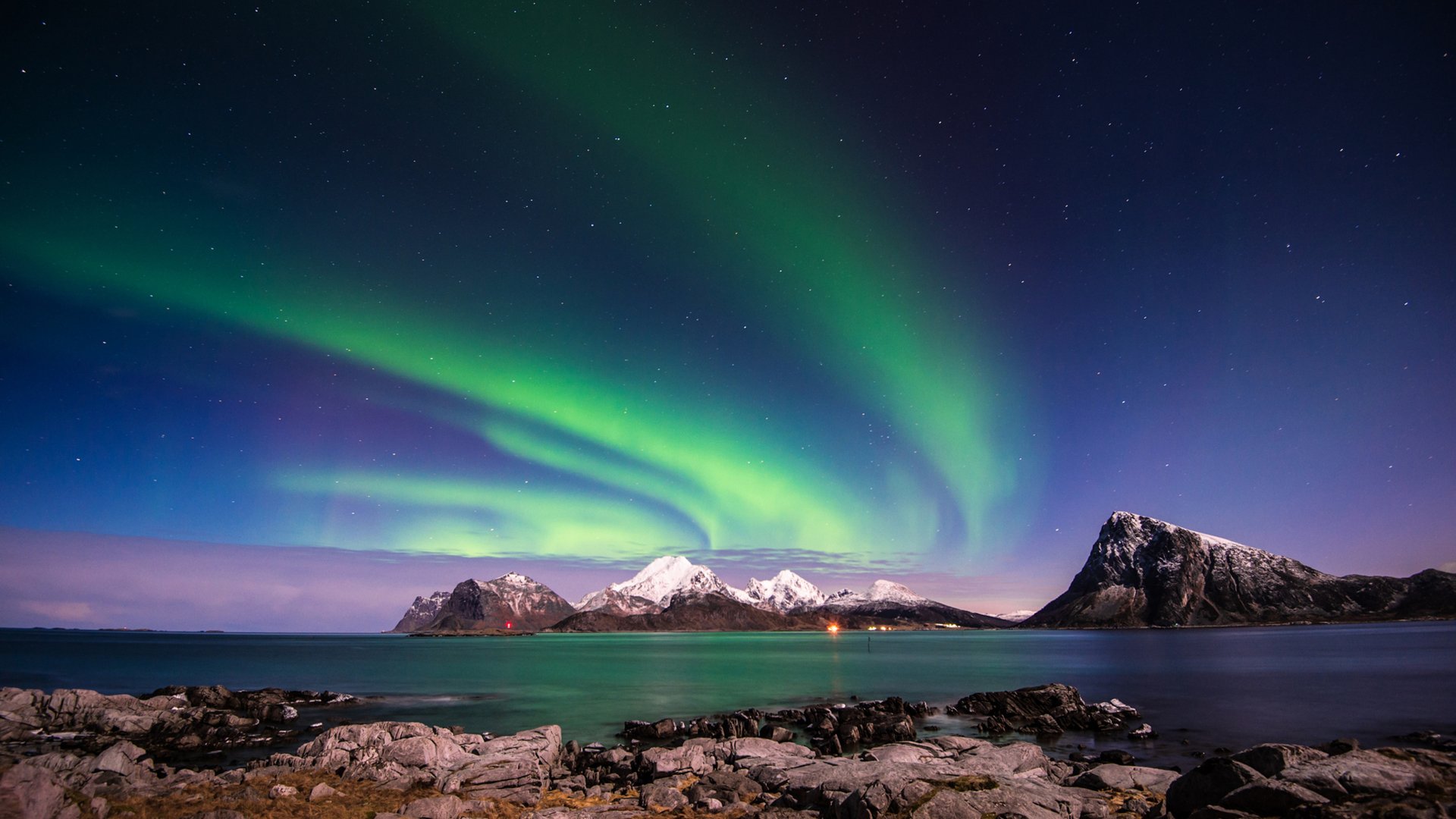 4K Ultra HD Nightscape: Aurora Borealis Over Nature's Majesty ...