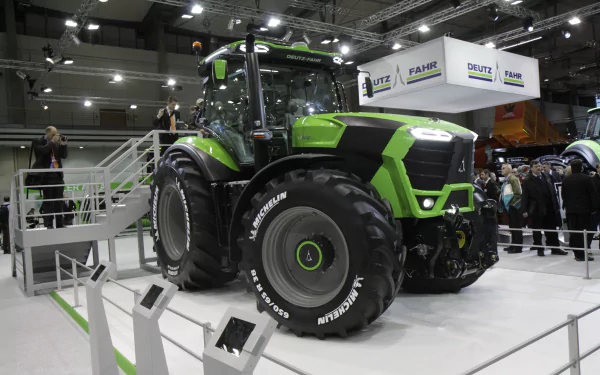 4K Ultra HD PC desktop wallpaper featuring a green Deutz-Fahr vehicle showcased at an indoor exhibition with bright lighting and attendees in the background.