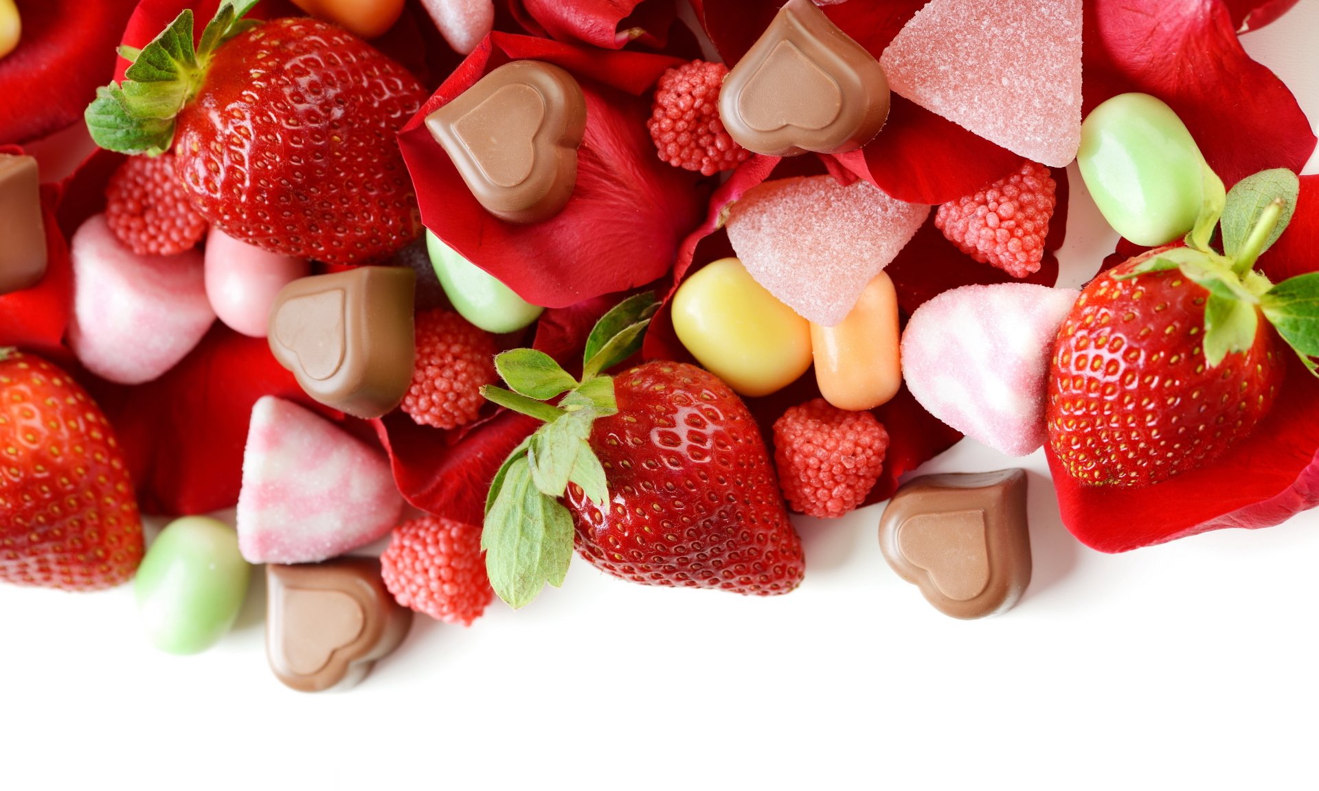 4K Ultra HD PC desktop wallpaper: vibrant strawberries, heart-shaped chocolates and pastel candies scattered on a white background.