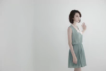 A high-definition desktop wallpaper featuring an Asian woman named Lín Yǔ in a light green dress against a minimalist white background.