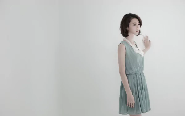 A high-definition desktop wallpaper featuring an Asian woman named Lín Yǔ in a light green dress against a minimalist white background.
