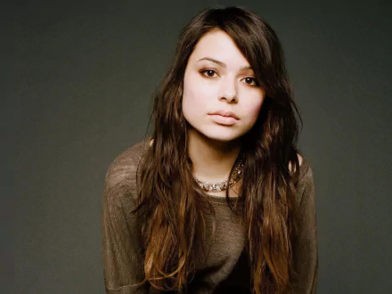 Celebrity Miranda Cosgrove HD Desktop Wallpaper | Background Image
