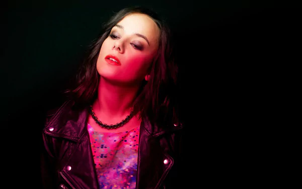 4K Ultra HD PC desktop wallpaper — music-themed portrait of a female singer in a leather jacket, bathed in red and green lighting.