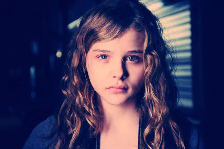 2K Quad HD PC desktop wallpaper for the movie Texas Killing Fields: close-up portrait of a young woman with wavy hair in cool, moody lighting.