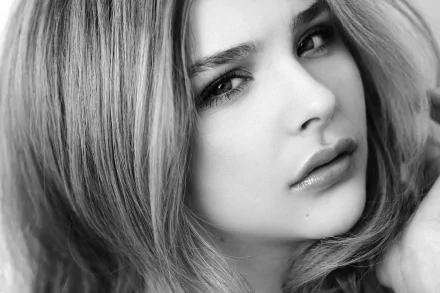 Black and white HD desktop wallpaper featuring a close-up portrait of celebrity Chloë Grace Moretz with soft lighting and expressive eyes.