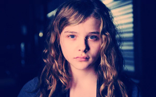 2K Quad HD PC desktop wallpaper for the movie Texas Killing Fields: close-up portrait of a young woman with wavy hair in cool, moody lighting.