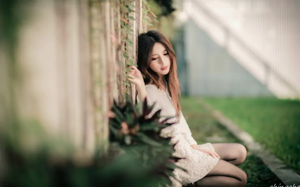 A Taiwanese woman, Julie Chang, poses thoughtfully against a fence with bokeh background effects in this 4K Ultra HD PC desktop wallpaper by Zhang Qi Jun.