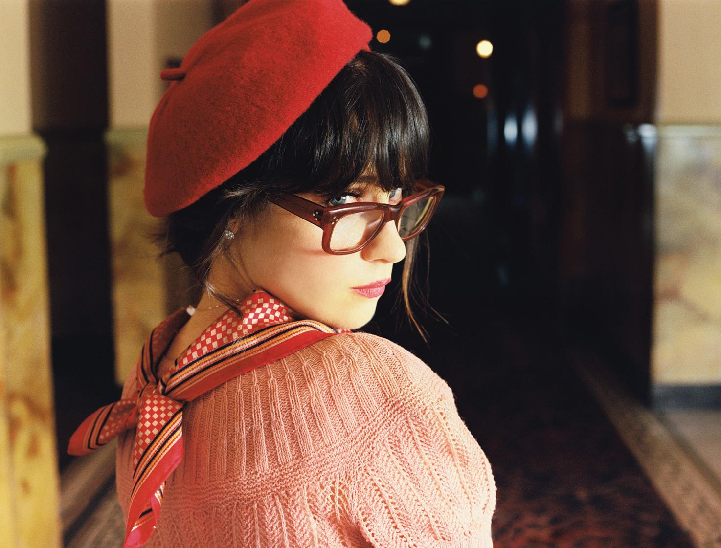 Download Celebrity Zooey Deschanel Wallpaper