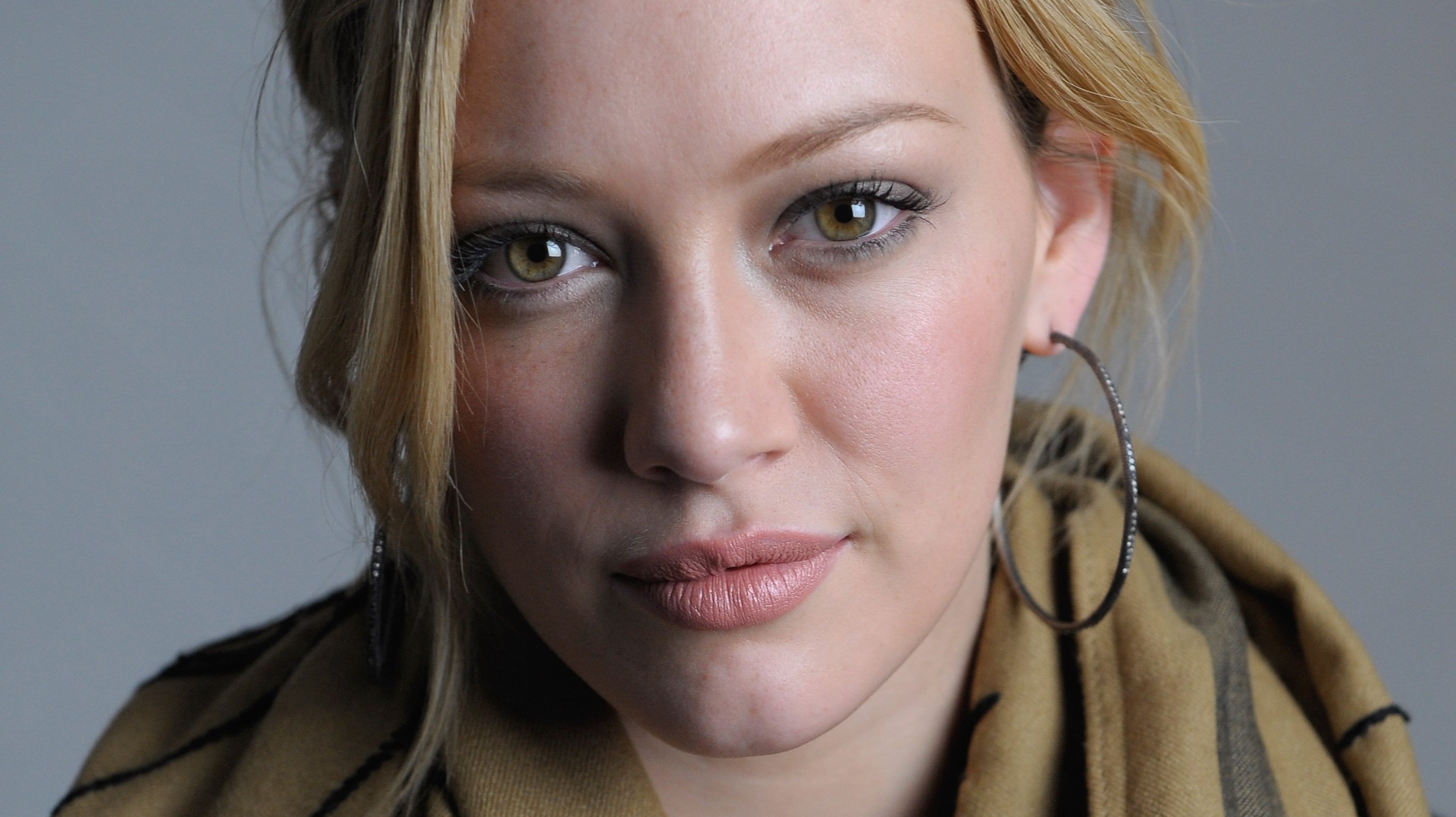 Hilary Duff Full Hd Wallpaper And Background Image 2737x1535 Id582066 