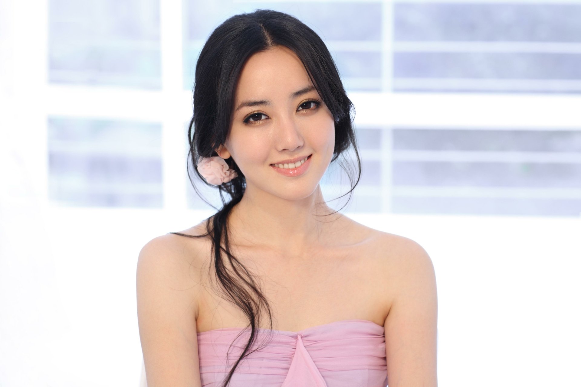 An HD desktop wallpaper featuring a smiling Chinese woman with the tag Hú Yǐng Yí, dressed in a strapless lavender top against a softly blurred background.