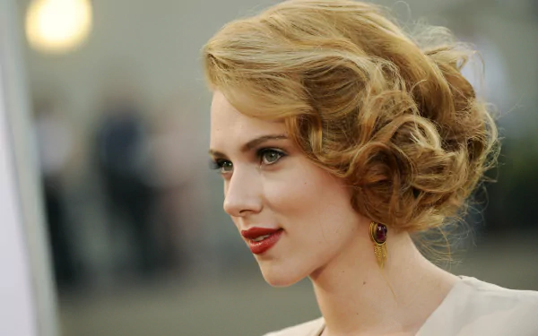HD desktop wallpaper featuring a close-up portrait of celebrity Scarlett Johansson with styled blonde hair and elegant makeup.