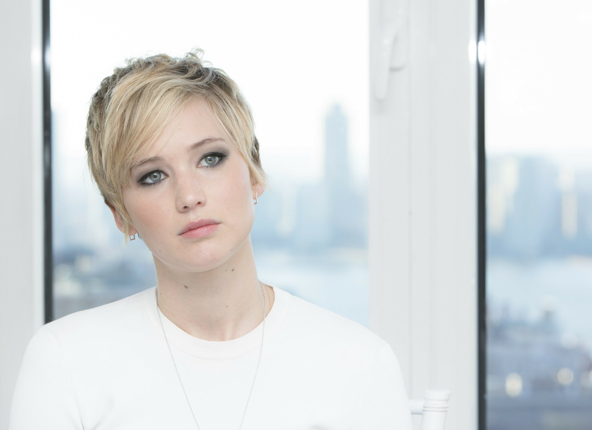4K Ultra HD PC desktop wallpaper featuring a close-up of celebrity Jennifer Lawrence with short blonde hair and a soft, neutral expression.