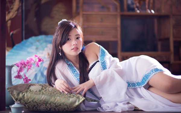 Frauen Chén Sīyǐng Models Taiwan Asiatinnen Taiwanese Cushion Orchidee Cup HD Wallpaper | Hintergrund