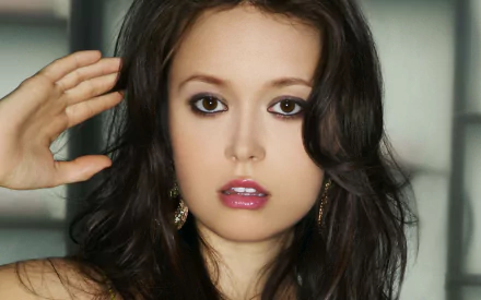 HD PC desktop wallpaper featuring a close-up portrait of celebrity Summer Glau with dark hair and expressive eyes against a blurred background.