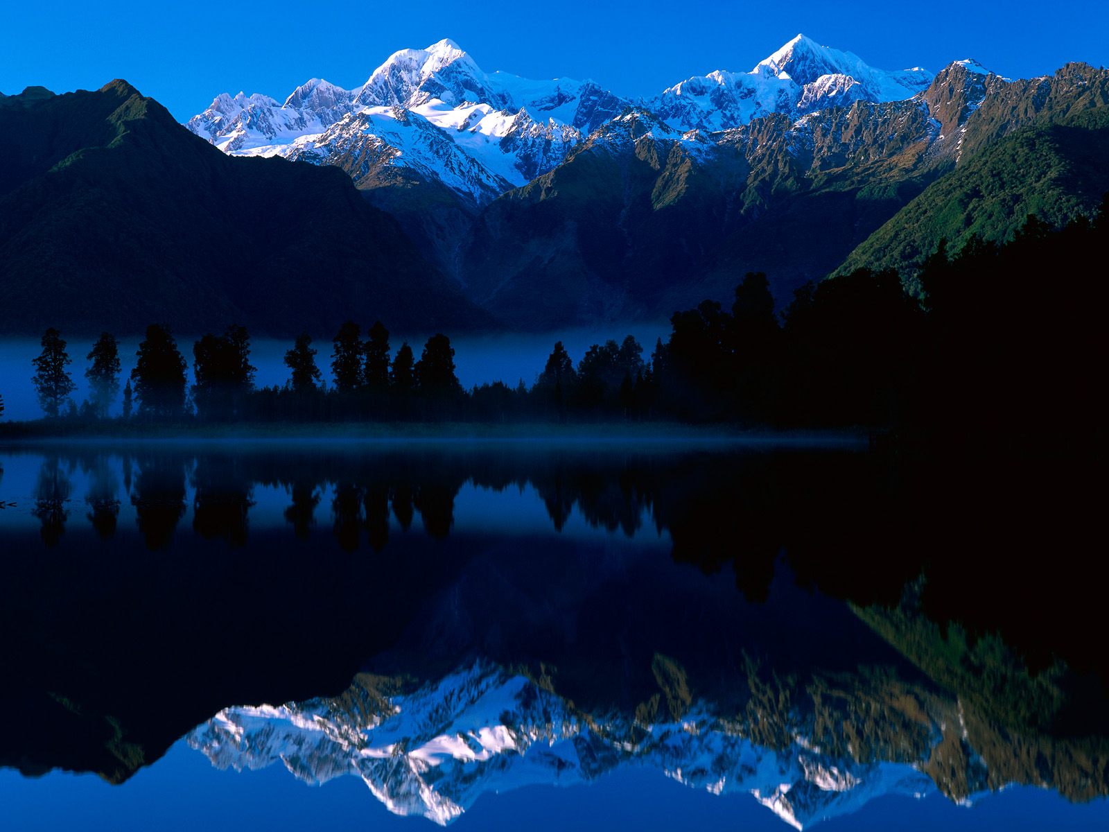Serene Mountain Reflections HD Wallpaper for Nature Lovers