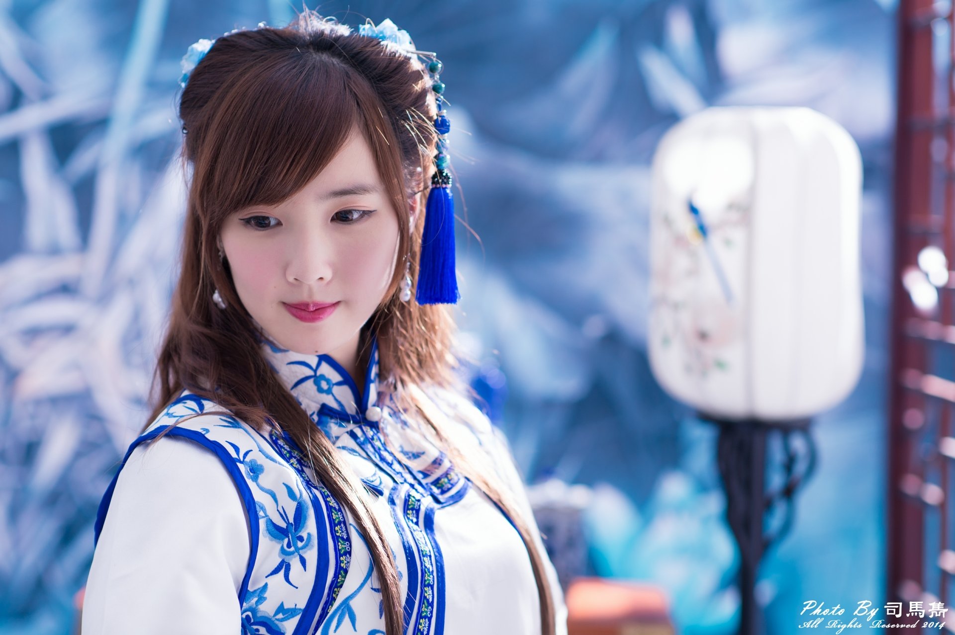 Download Bokeh Lantern Traditional Costume Taiwanese Asian Model Woman Yu Chen Zheng 4k Ultra HD Wallpaper