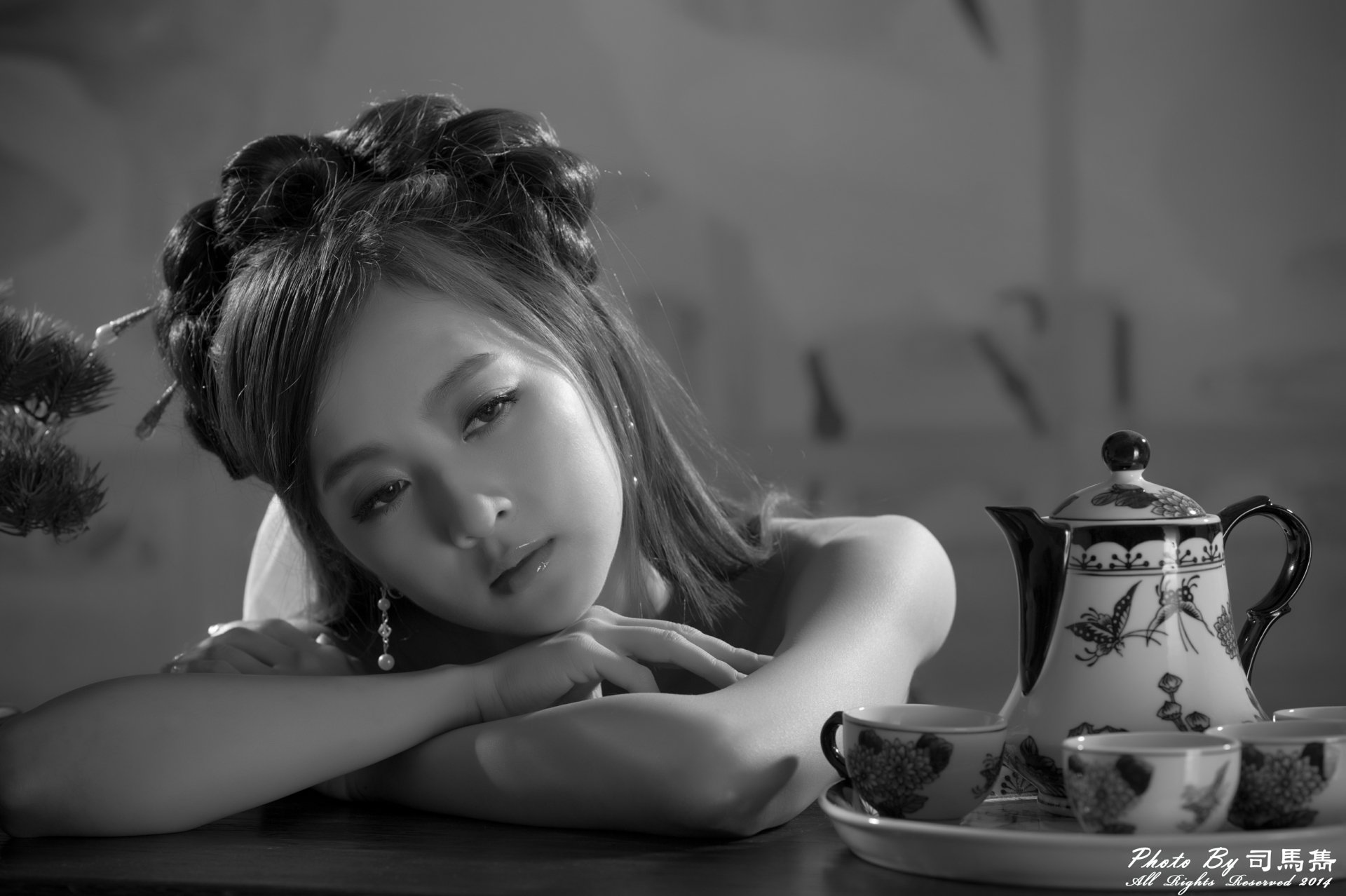 Download Black & White Tea Set Hair-dress China Taiwanese Asian Woman Mikako Zhang Kaijie 4k Ultra HD Wallpaper