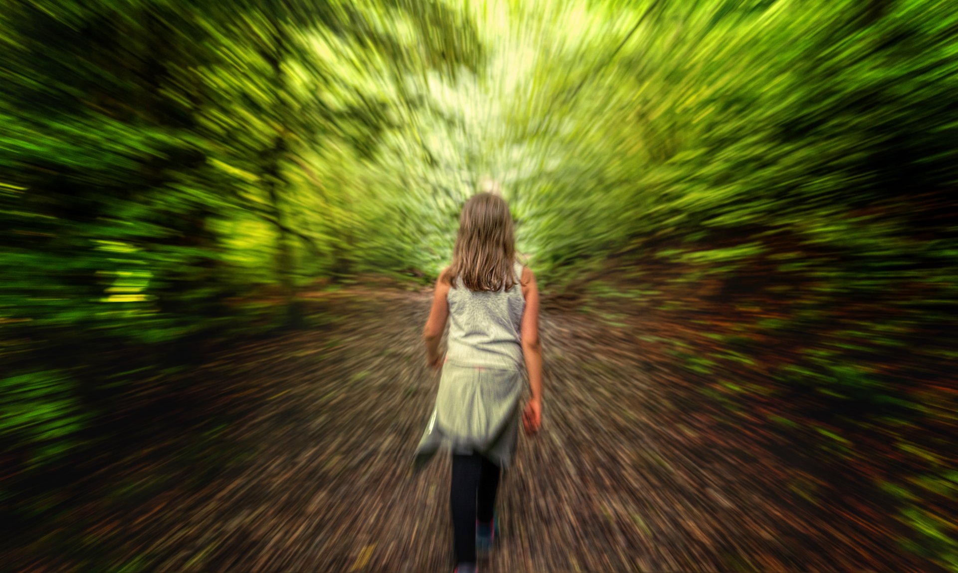 Девочка в лесу размытый фон