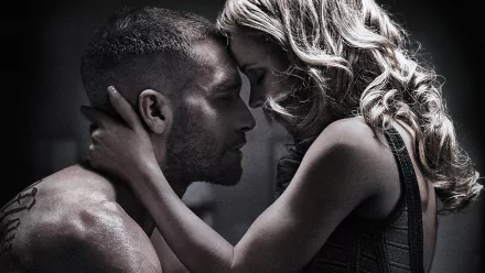 Rachel McAdams and Jake Gyllenhaal share an intimate moment in this HD wallpaper from the movie Southpaw, capturing a powerful connection in a dramatic black-and-white setting.