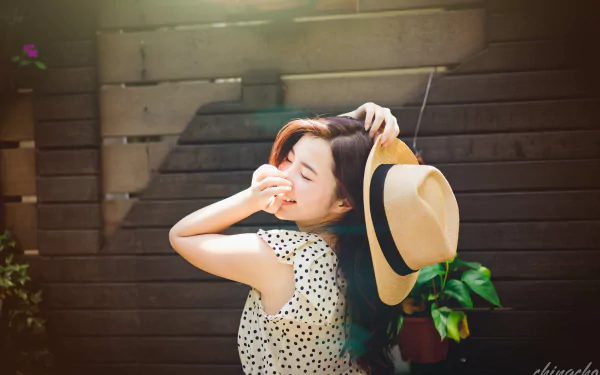 A smiling Taiwanese Asian model, Chén Sīyǐng, wearing a polka-dot top and holding a hat, poses against a wooden fence in this 4K Ultra HD desktop wallpaper.