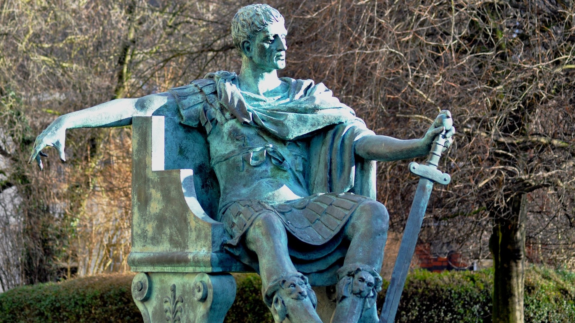 The statue is made of. Памятники созданные человеком. self made man статуя. constantine 1 статуе ррщещ.