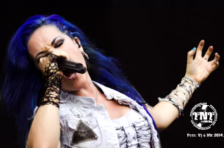 4K Ultra HD PC wallpaper of a blue‑haired metal vocalist shouting into a mic on stage, intense music performance with dynamic lighting, energetic desktop background.