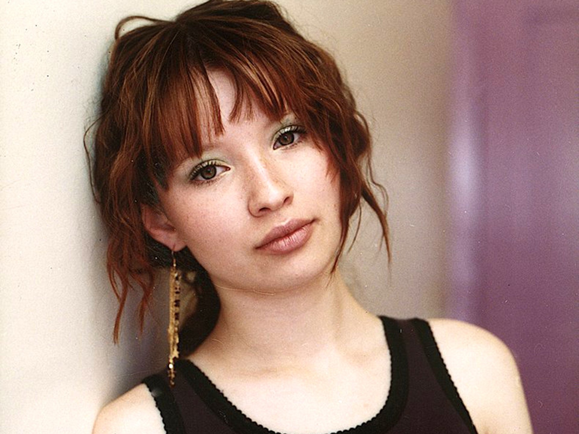 Download Celebrity Emily Browning HD Wallpaper