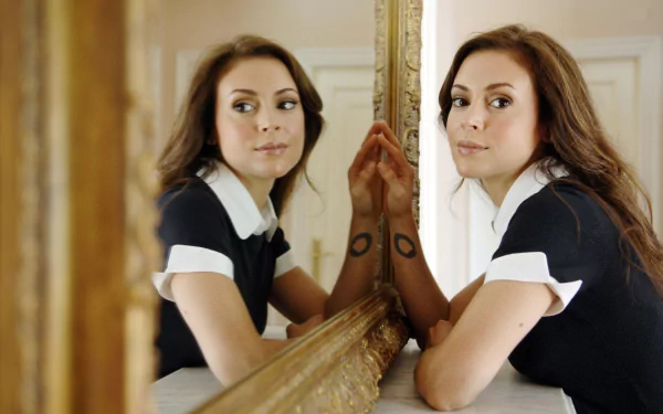Celebrity Alyssa Milano HD Desktop Wallpaper | Background Image