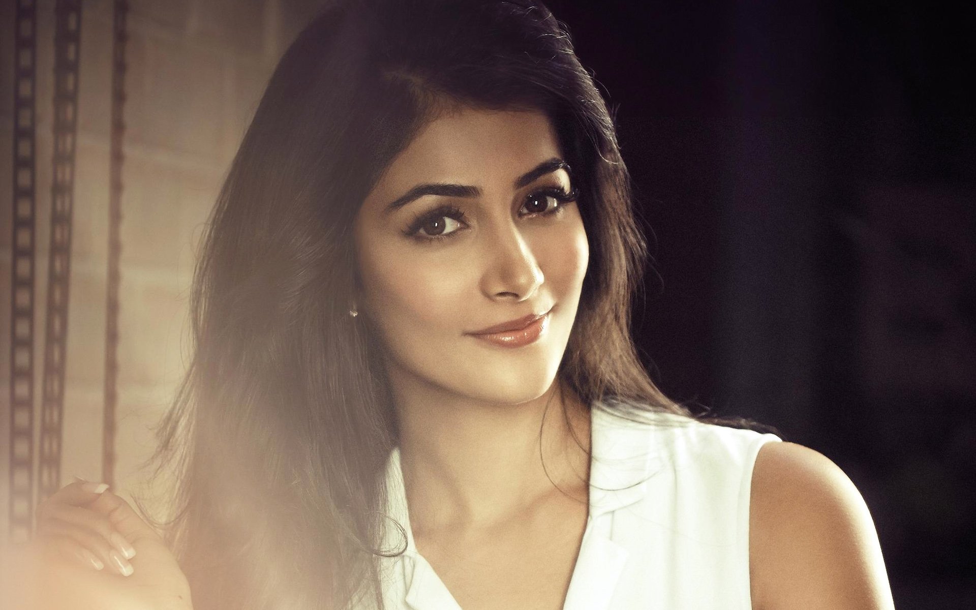 download-celebrity-pooja-hegde-hd-wallpaper