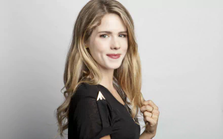 HD PC desktop wallpaper featuring celebrity Emily Bett Rickards smiling against a plain light background.