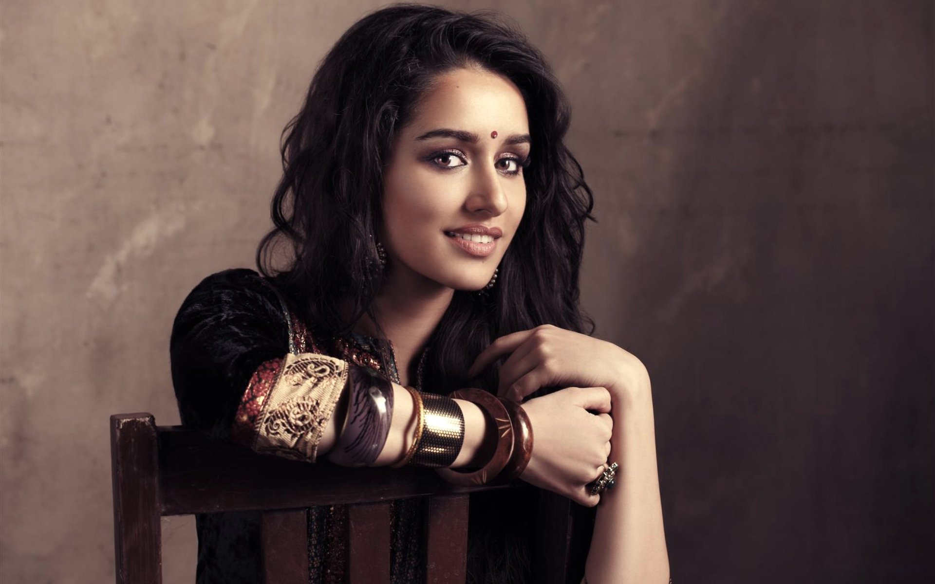 Shraddha Kapoor HD Wallpaper