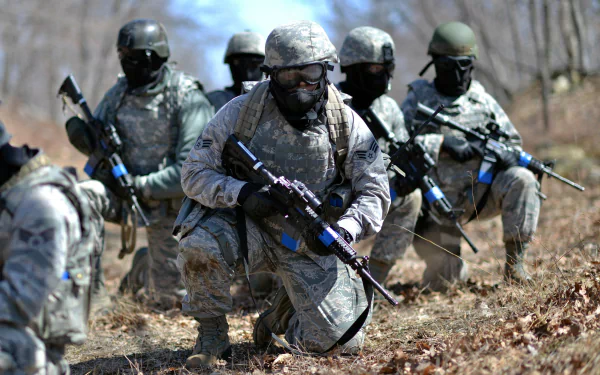 4K Ultra HD PC desktop wallpaper and background: camouflaged soldiers in tactical gear crouch and advance through leaf-strewn woods, rifles at the ready.