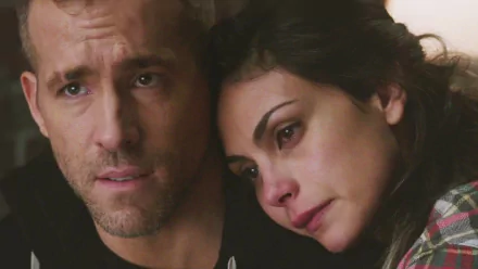Morena Baccarin and Ryan Reynolds share an intimate moment in this HD wallpaper from the movie Deadpool, showcasing their dynamic on screen.
