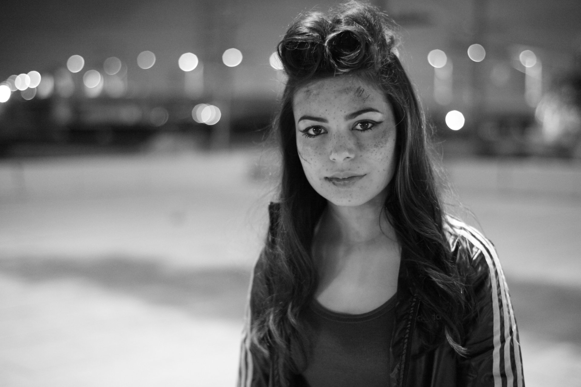 Black and white 4K Ultra HD desktop wallpaper featuring celebrity Miranda Cosgrove with a softly blurred background.