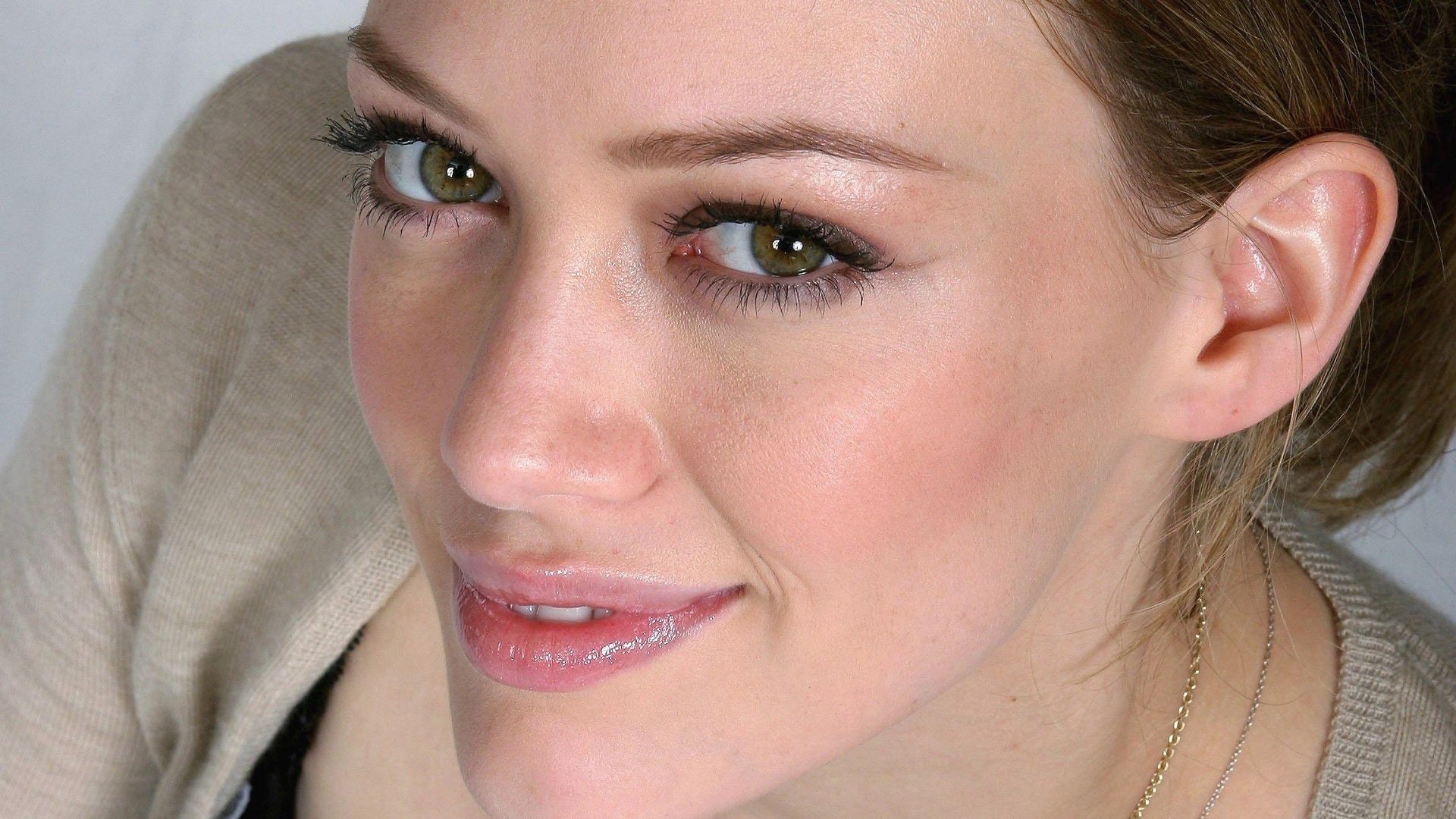 Close-up celebrity portrait of a smiling young woman with green eyes, glossy lips and a neutral top — HD PC desktop wallpaper/background.