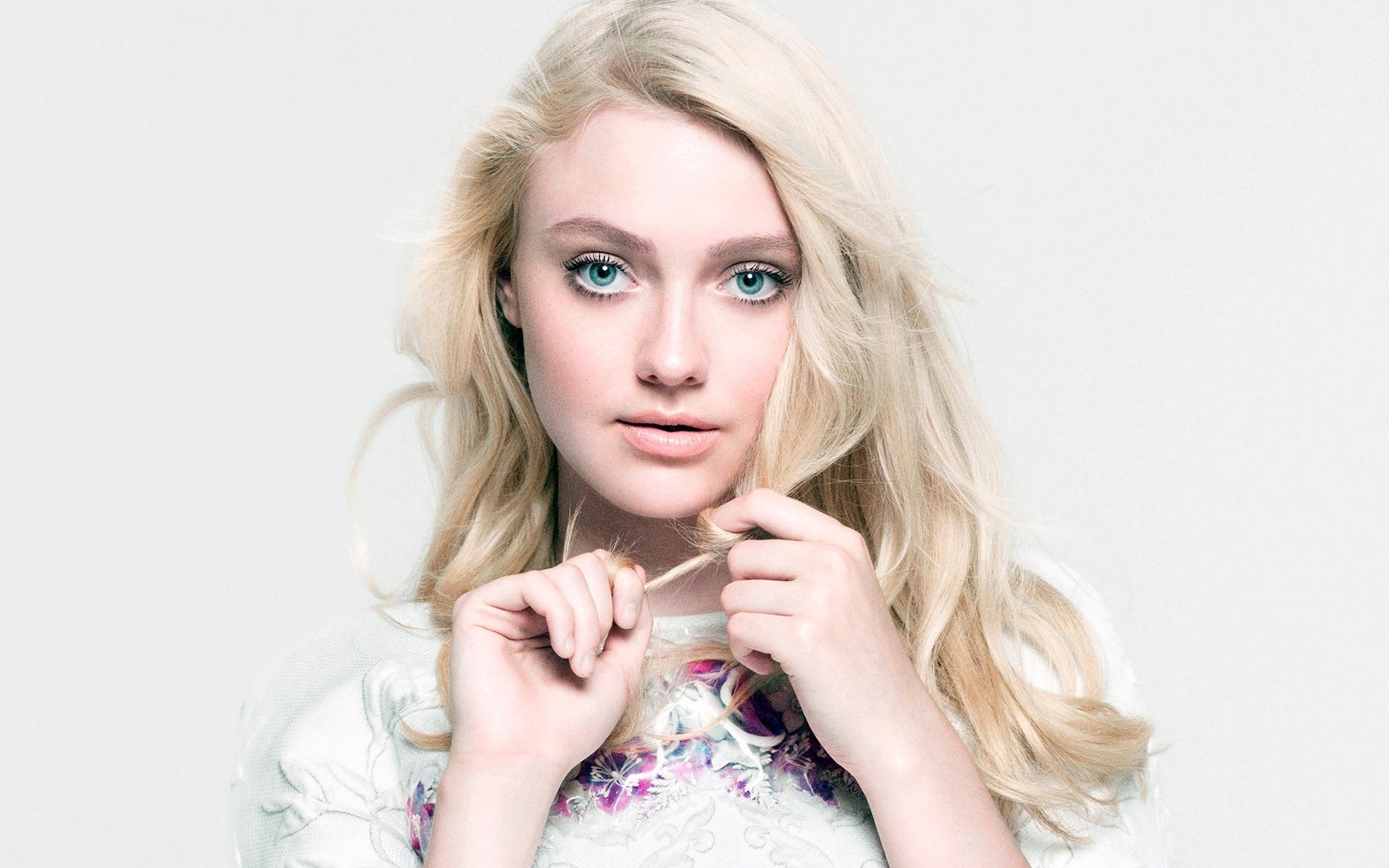 HD PC desktop wallpaper featuring celebrity Dakota Fanning with light blonde hair and striking blue eyes against a soft white background.