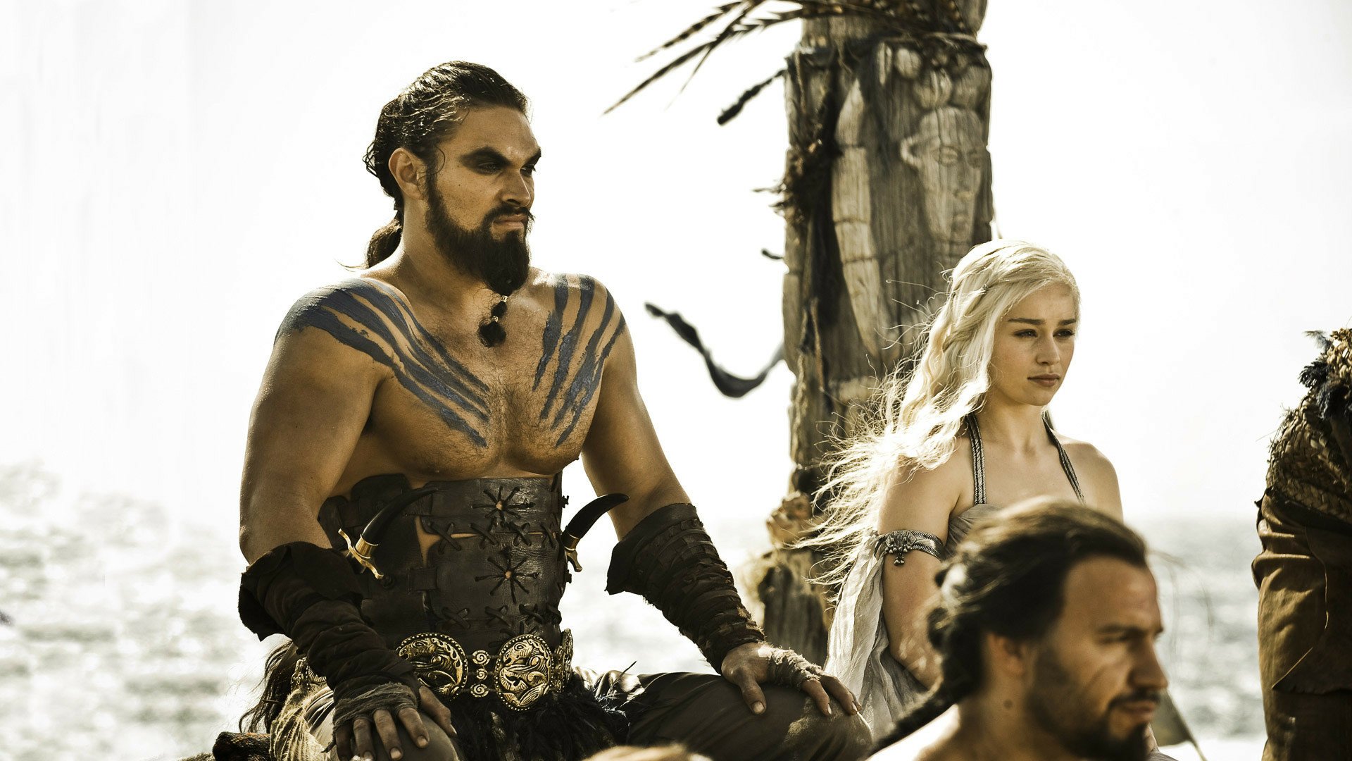 A stunning HD wallpaper featuring Drogo and Daenerys Targaryen from Game of Thrones, showcasing Jason Momoa and Emilia Clarke in a dramatic scene against a backdrop of the sea.
