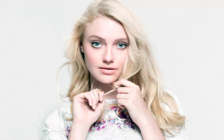 HD PC desktop wallpaper featuring celebrity Dakota Fanning with light blonde hair and striking blue eyes against a soft white background.