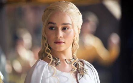 A high-definition desktop wallpaper featuring Emilia Clarke, showcasing her iconic character with elegant blonde curls and striking attire, captivating in a vibrant scene.