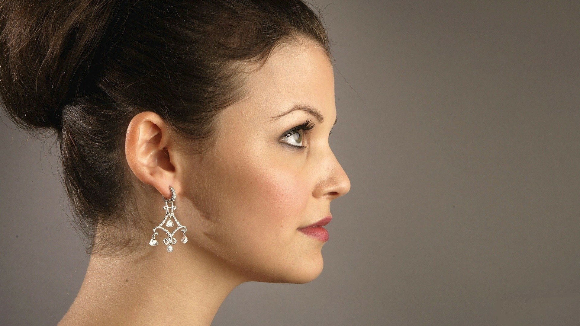 HD PC desktop wallpaper featuring Snow White from the TV show Once Upon A Time, showcasing a close-up profile against a neutral background.